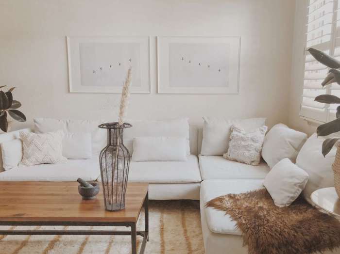 How to decorate a white living room wall